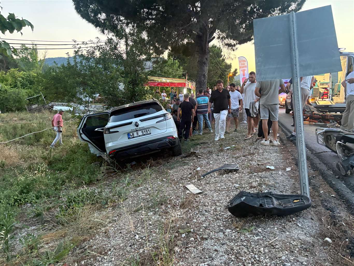 Motosiklet sürücüsü otomobilin altında kaldı haberi