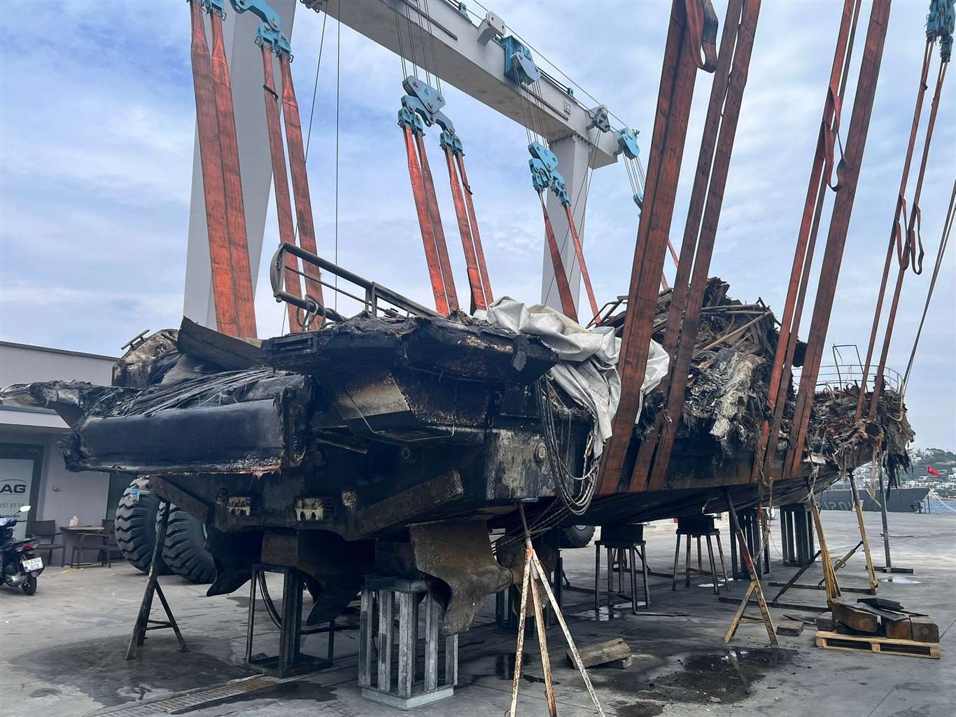 Bodrum'da yanan 7 motoryatın enkaz kaldırma çalışmaları tamamlandı haberi