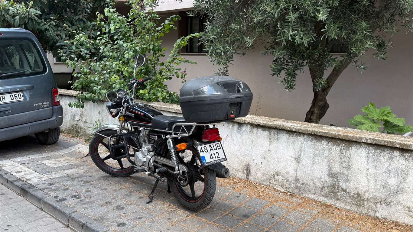    Menteşe'de motosiklet park halindeki araca çarptı: 1 yaralı haberi