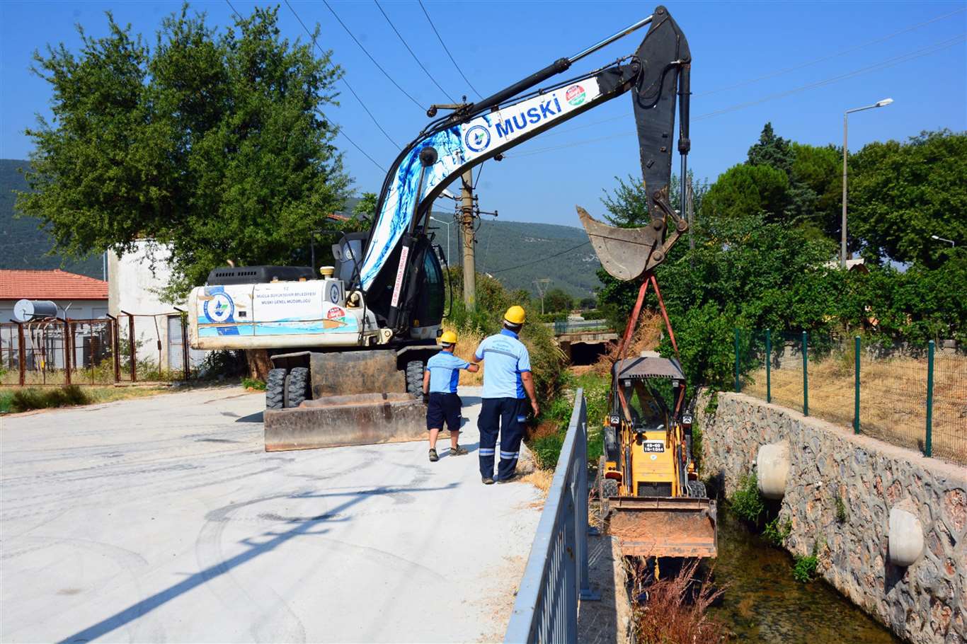       İlkokulun arkasında kötü kokuya neden olan dere temizlendi haberi