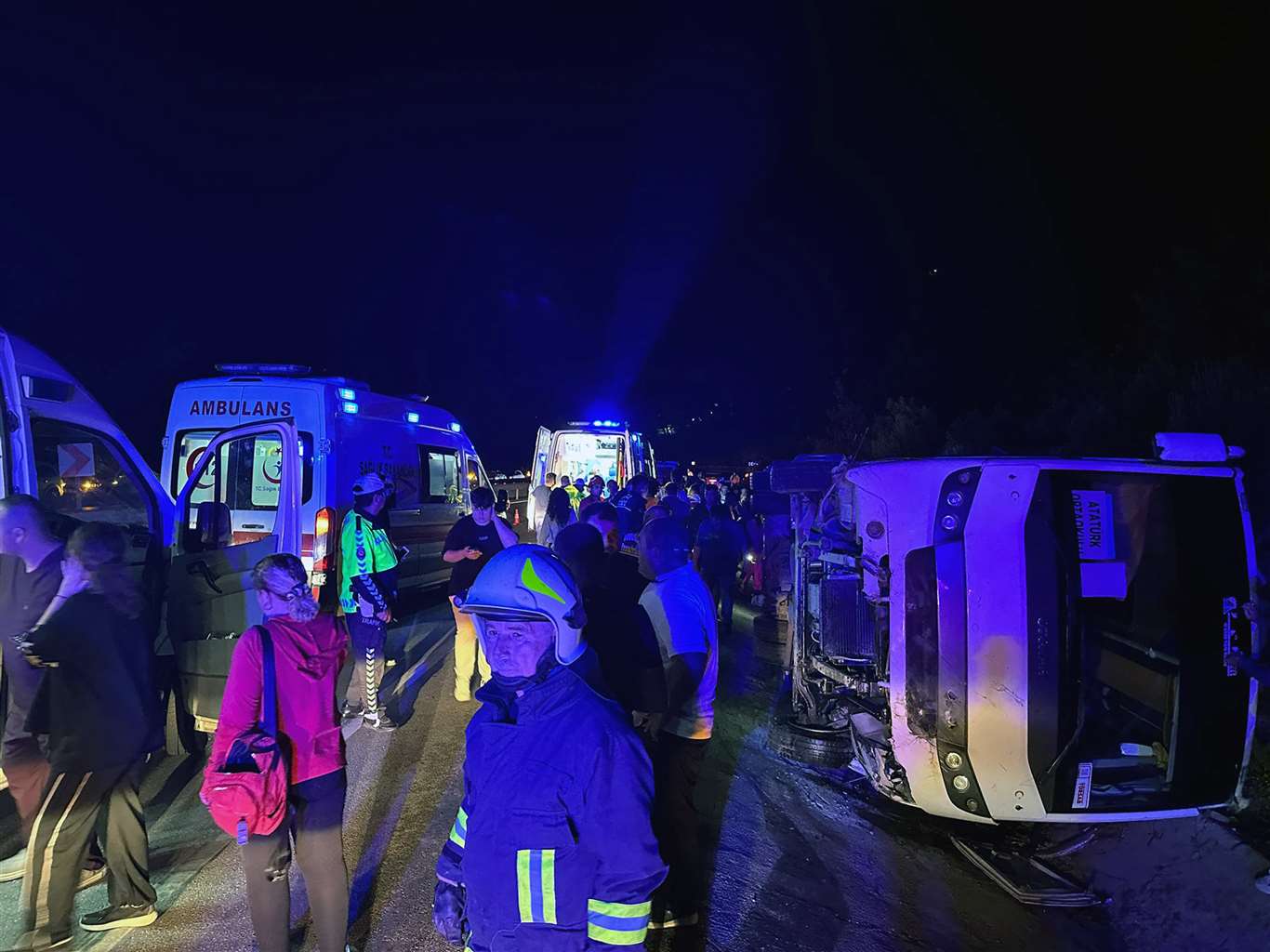 Öğrencileri taşıyan midibüs şarampole uçtu: 25 yaralı haberi