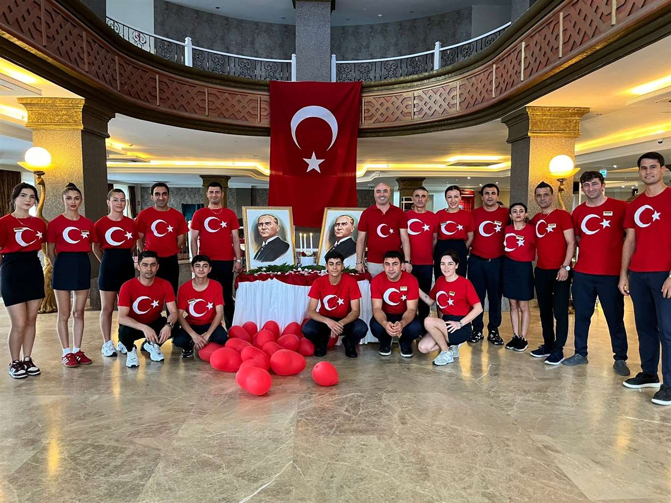 Bodrum'da otel personeli 30 Ağustos'a bayraklı kıyafetlerle damga vurdu haberi