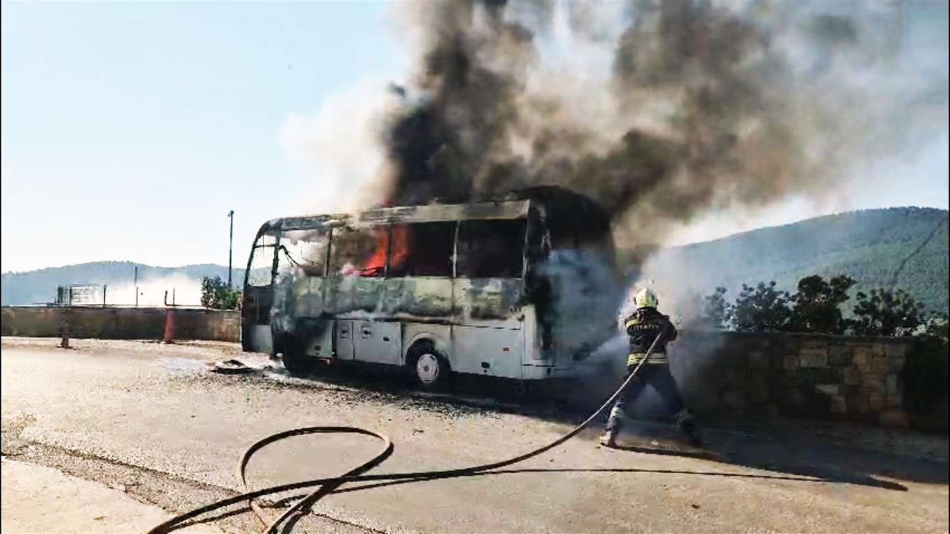 Seyir halindeki servis midibüsü alevlere teslim oldu haberi