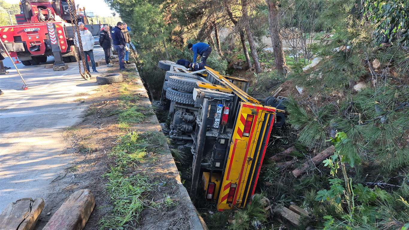  Otomobile çarpıp şarampole devrildi: 1 yaralı haberi