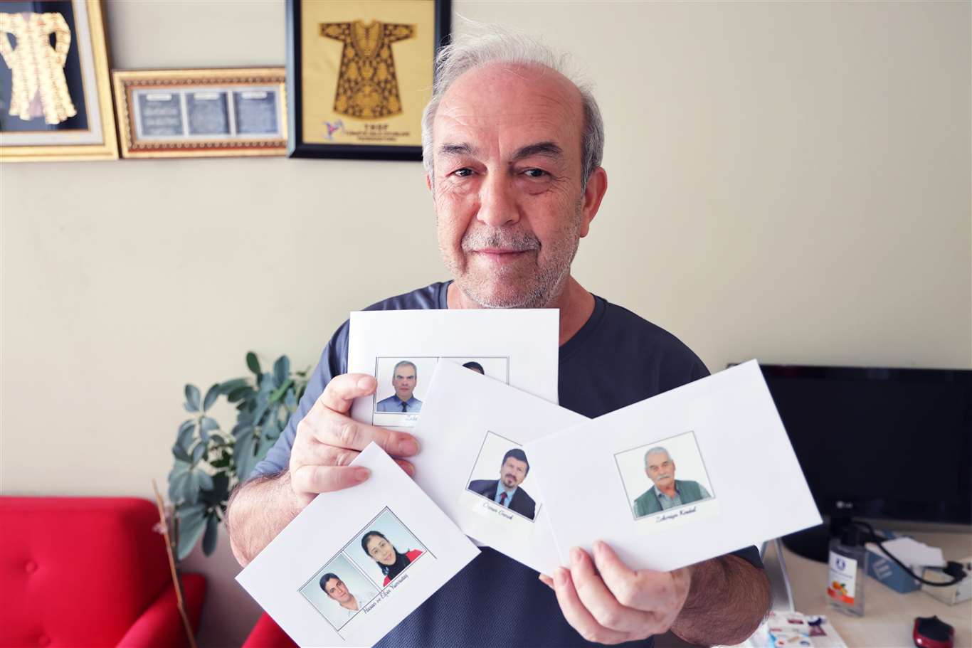    35 yıllık fotoğrafçıdan sıradışı düğün davetiyesi: İsim yerine fotoğraf! haberi