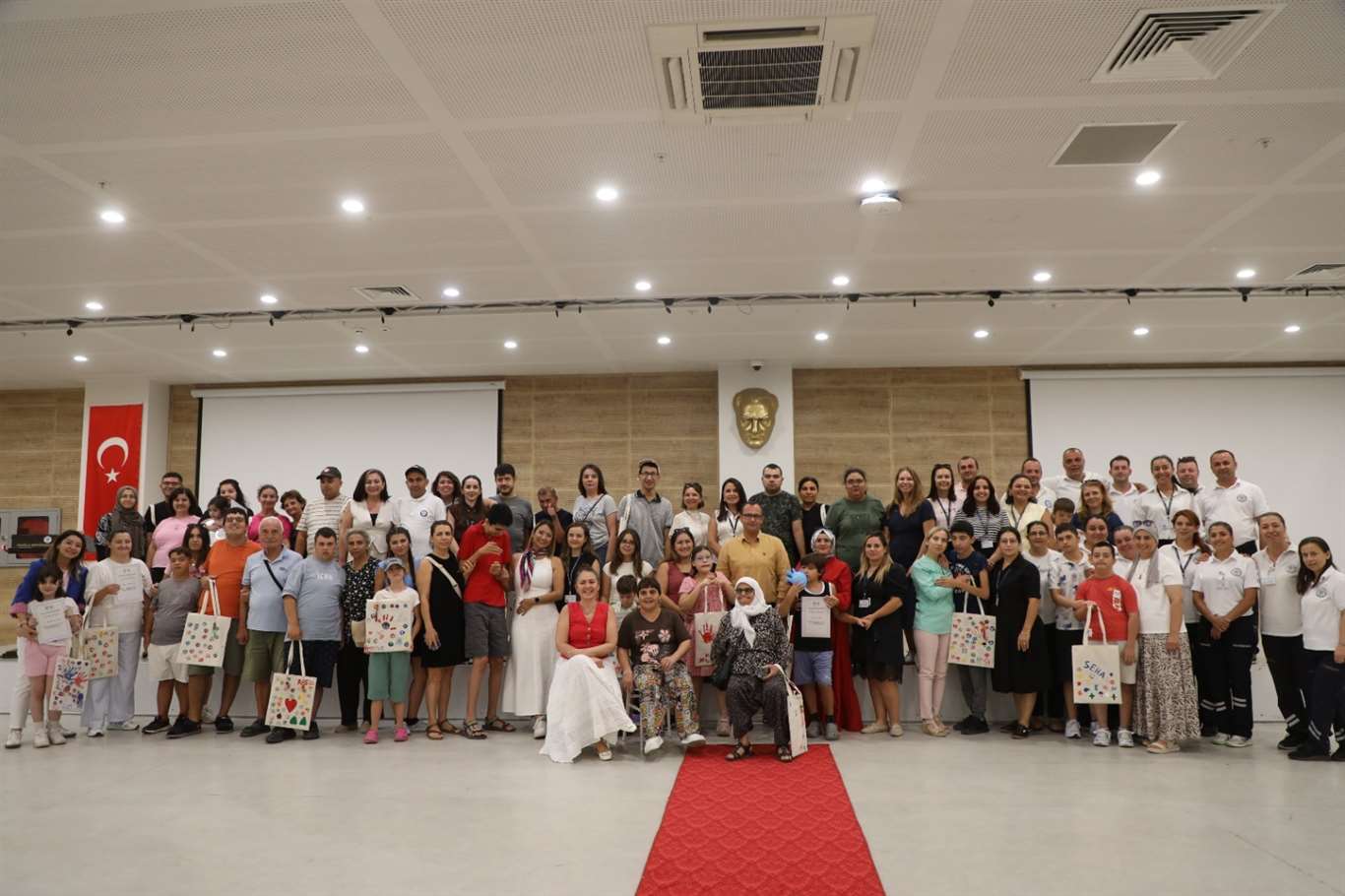 Özel çocuklar ve aileleri İz Bırakan Kalpler Atölyesi'nde buluştu haberi
