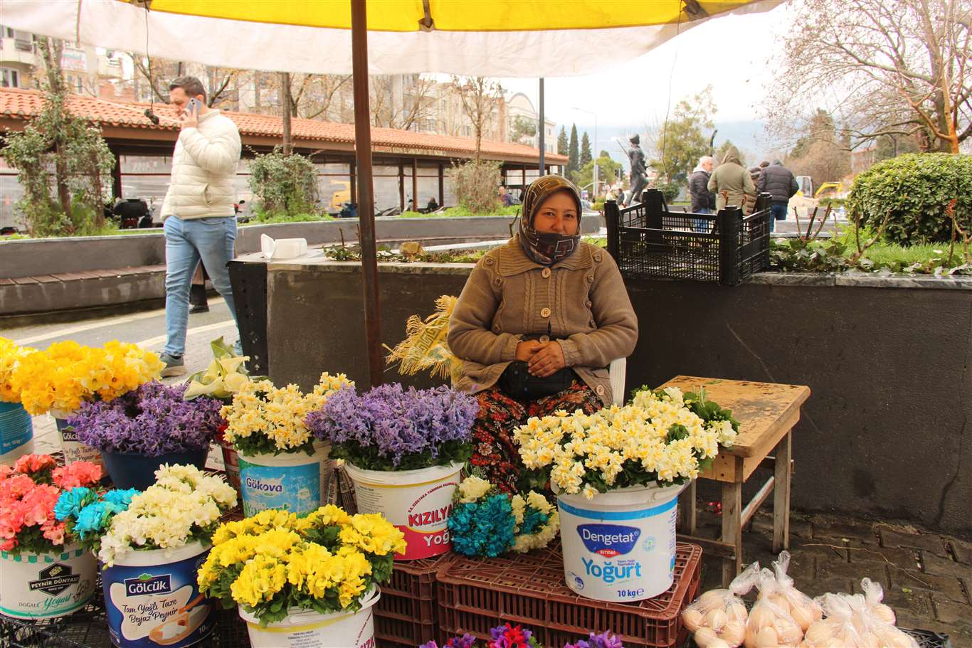 Pazarda nergis ve sümbüller baharı müjdeliyor haberi