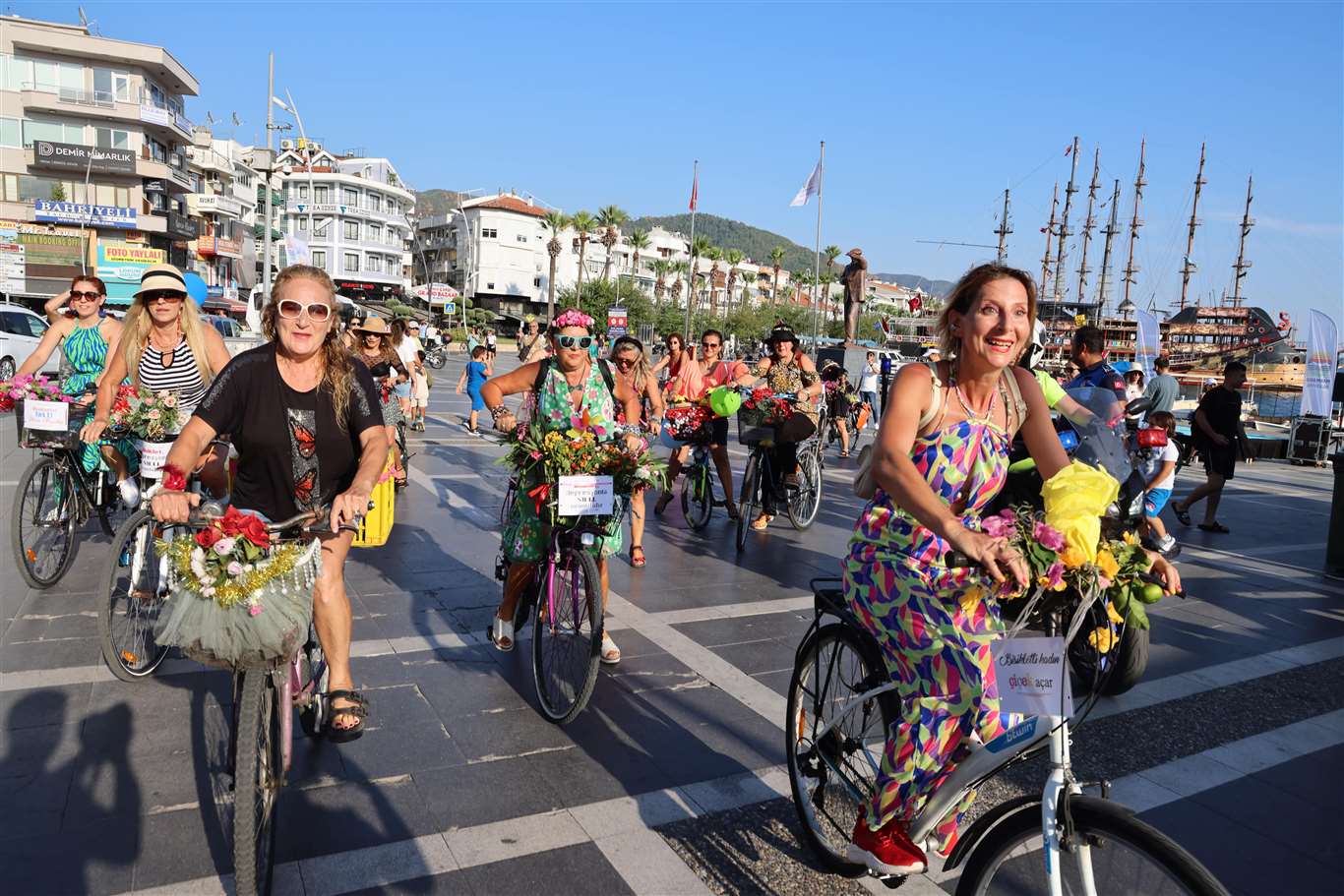          Menteşe, Marmaris ve Fethiye'de süslü kadınlar pedal çevirdi haberi