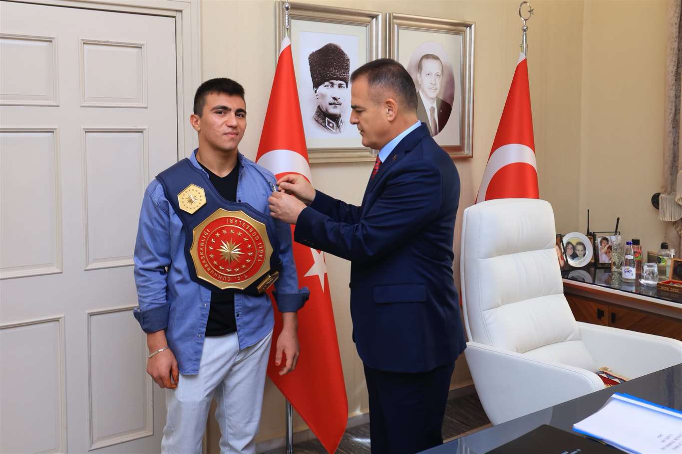  Şampiyon pehlivan Kadir Buğra Dikik altınla ödüllendirildi haberi
