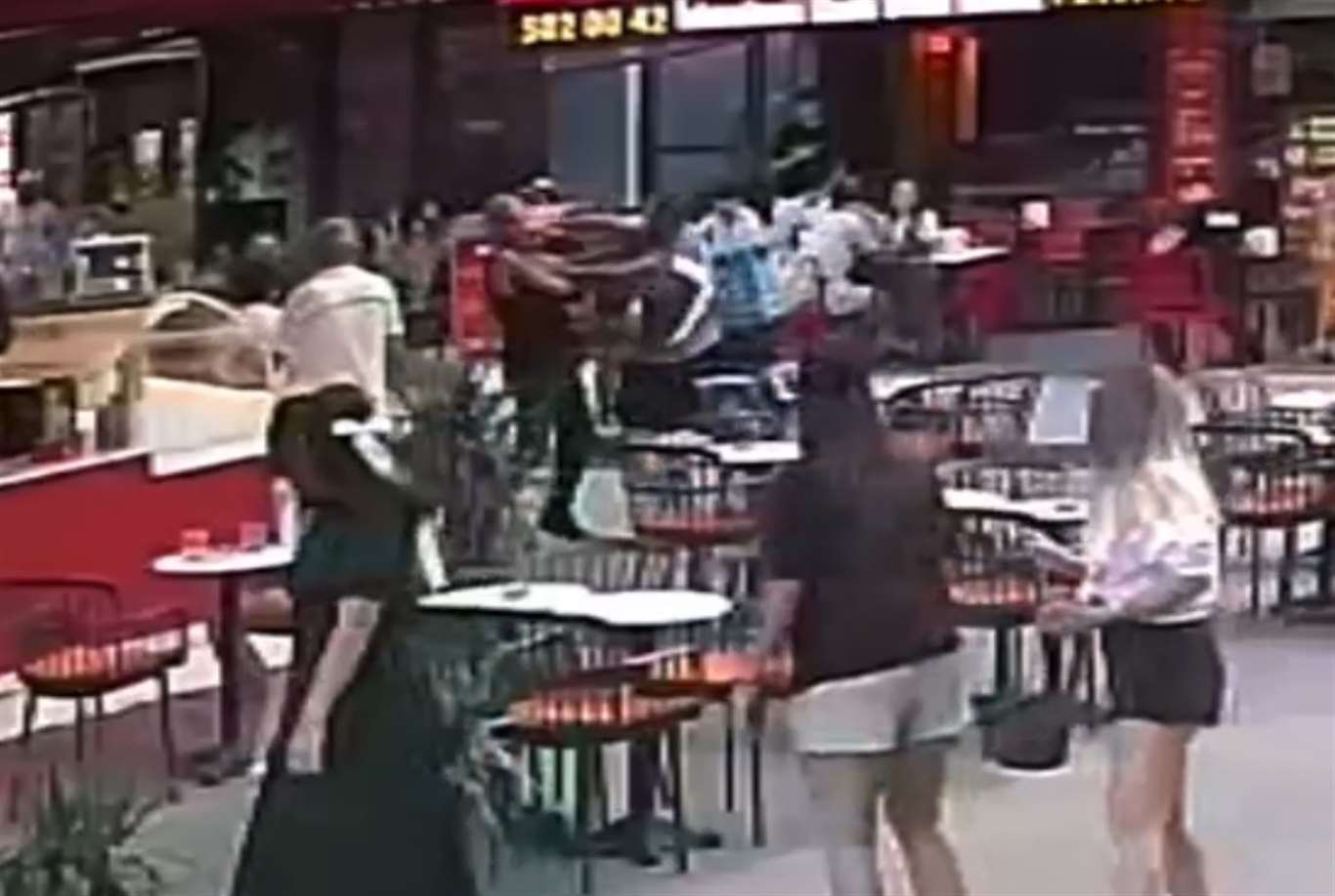 Polisten kaçan şüpheliyi tek yumrukla yere serdi haberi