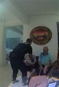Yangın sırasında huzurevi tahliyesi: Polis yaşlıları sırtında taşıdı haberi