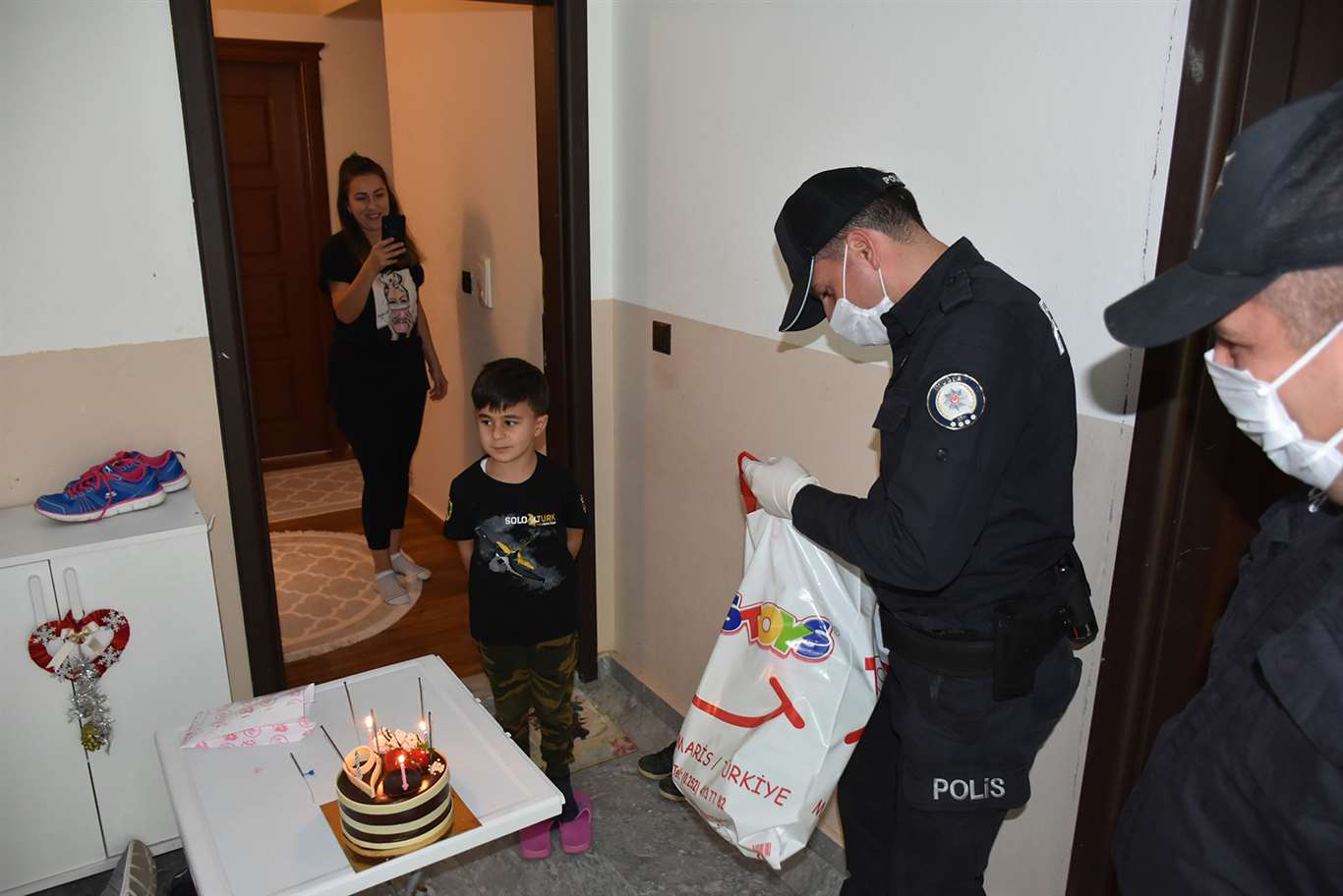          Polis olmak isteyen çocuğa doğum günü sürprizi haberi