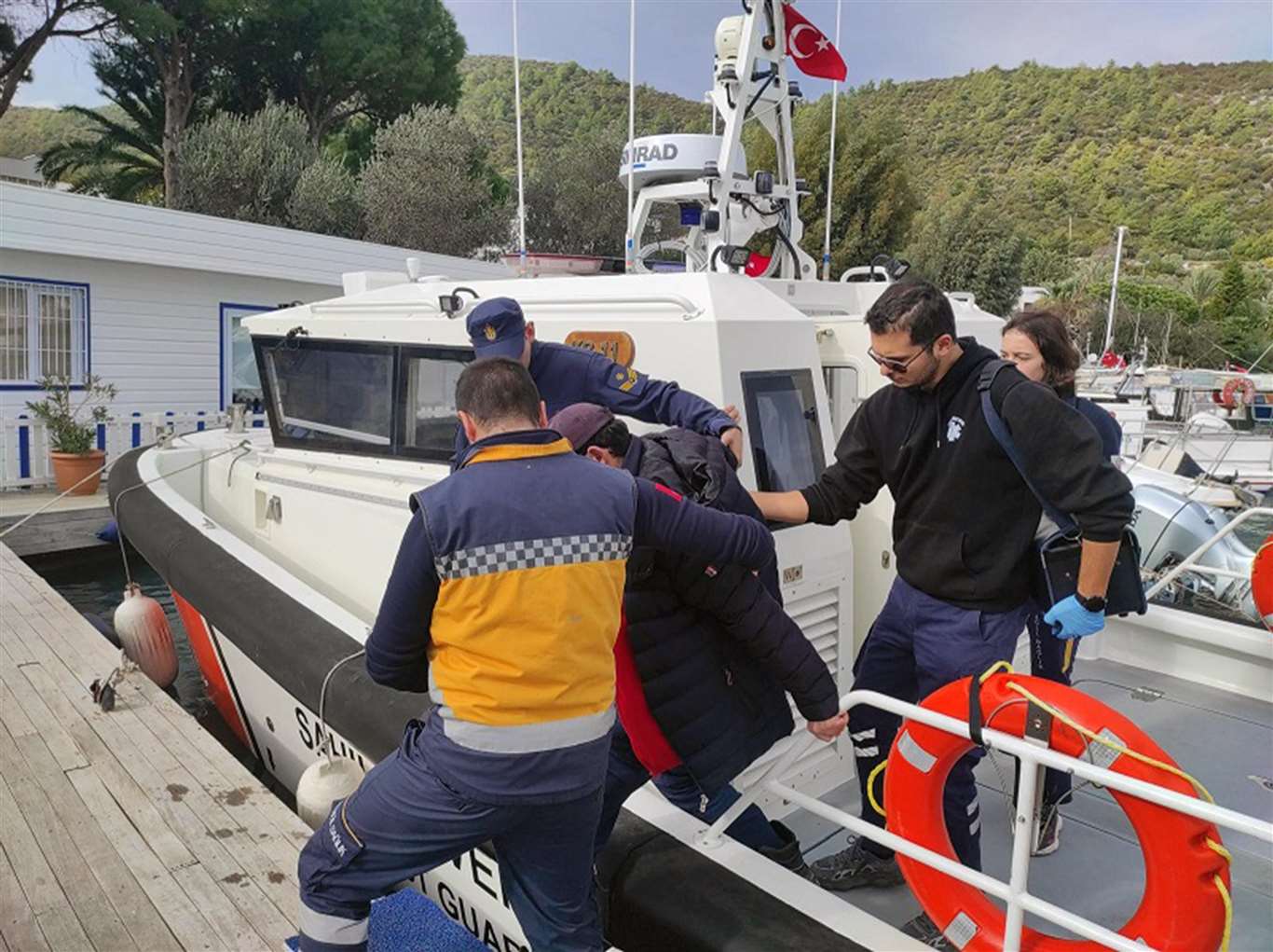 Balıkçı teknesinde rahatsızlanan vatandaşa tıbbi tahliye haberi