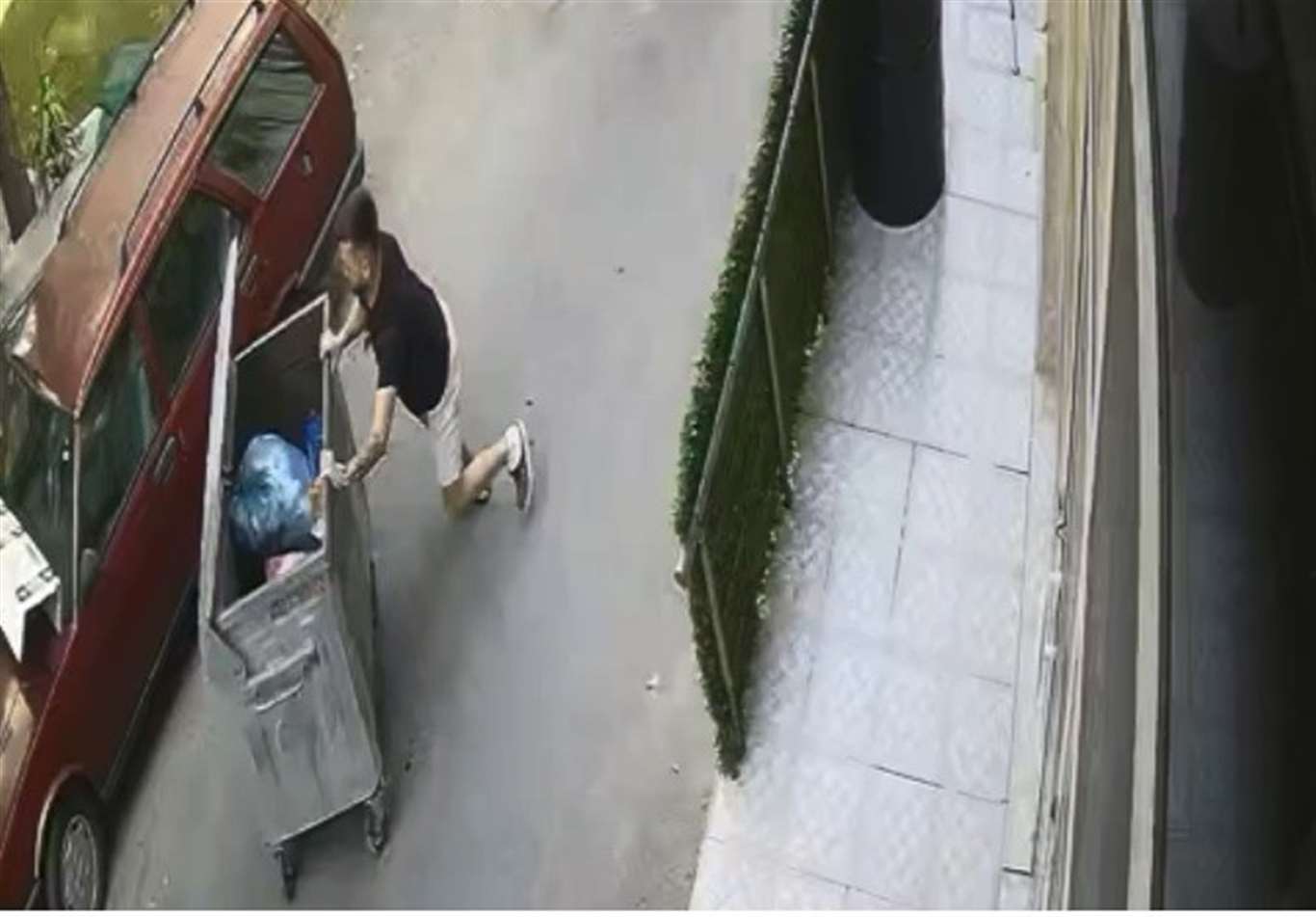 Rampadan kayan çöp konteynerini araçla çarpmadan son anda durdurdu haberi