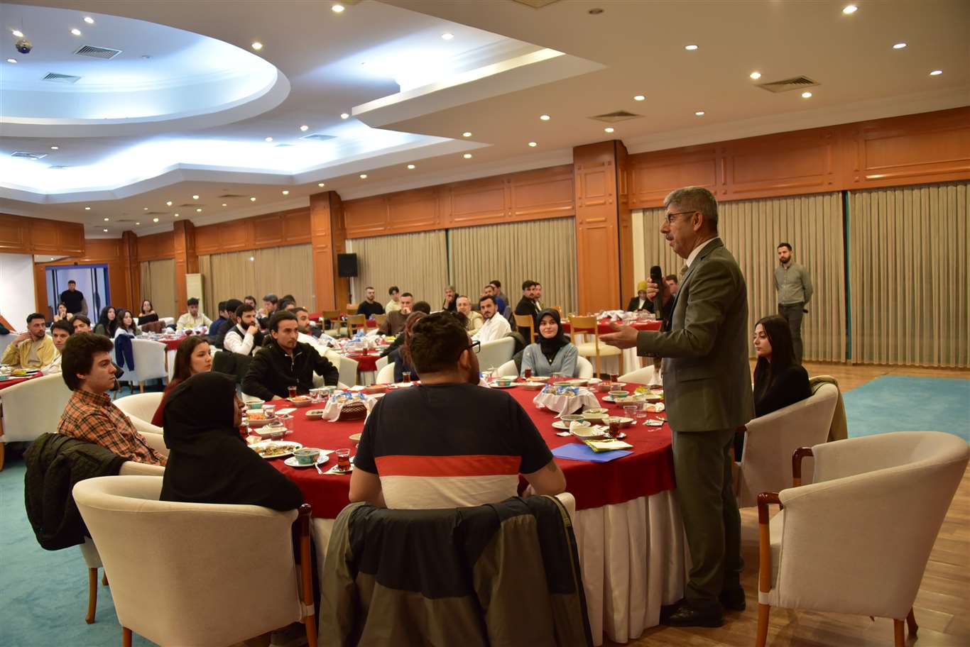    Rektör Kaçar, öğrenci topluluklarıyla iftarda buluştu haberi