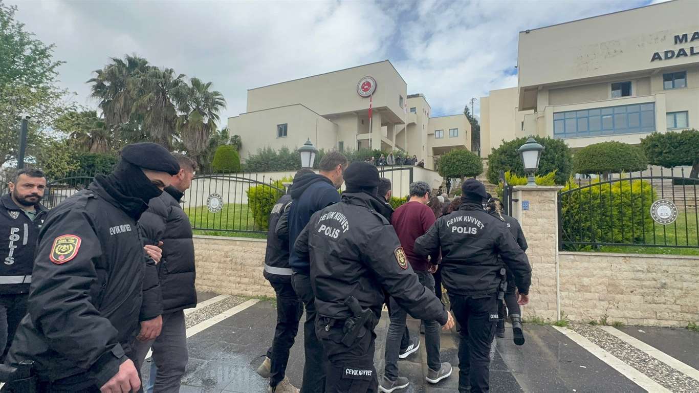    Marmaris'teki 'rüşvet' operasyonunun şüphelileri adliyeye sevk edildi haberi