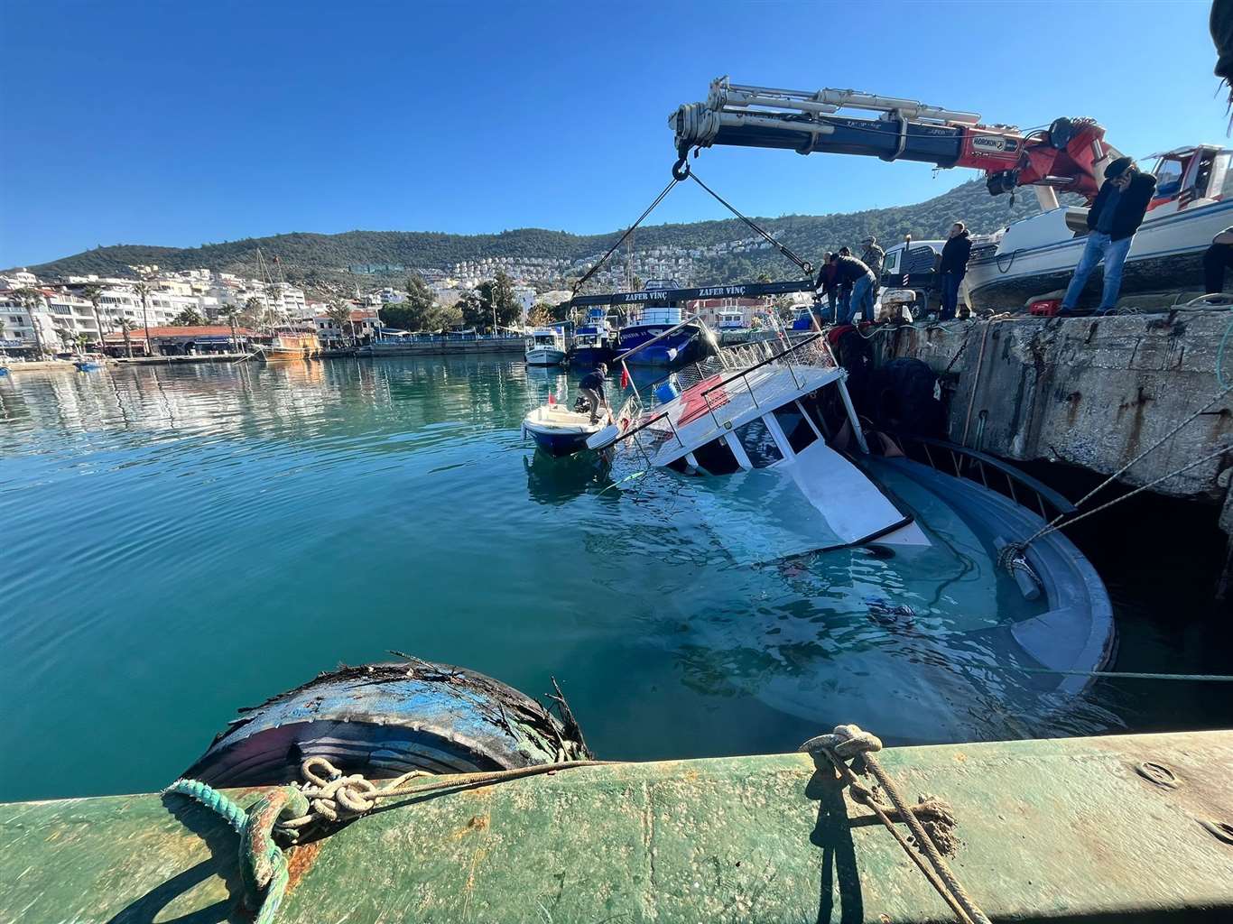 Kuvvetli rüzgar Güllük'te tekneyi batırdı haberi