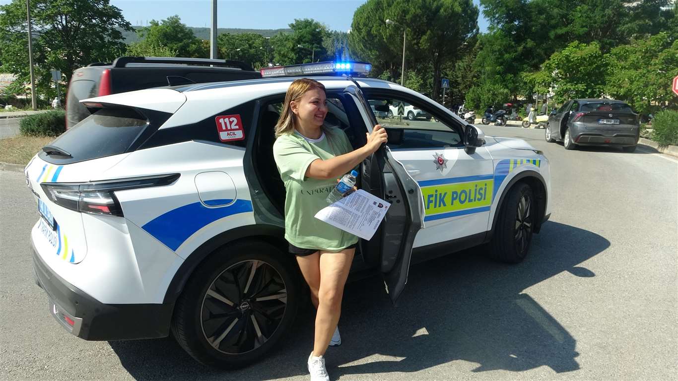 ÖSYM sınavına yetişemeyen öğrencilerin imdadına polis yetişti haberi