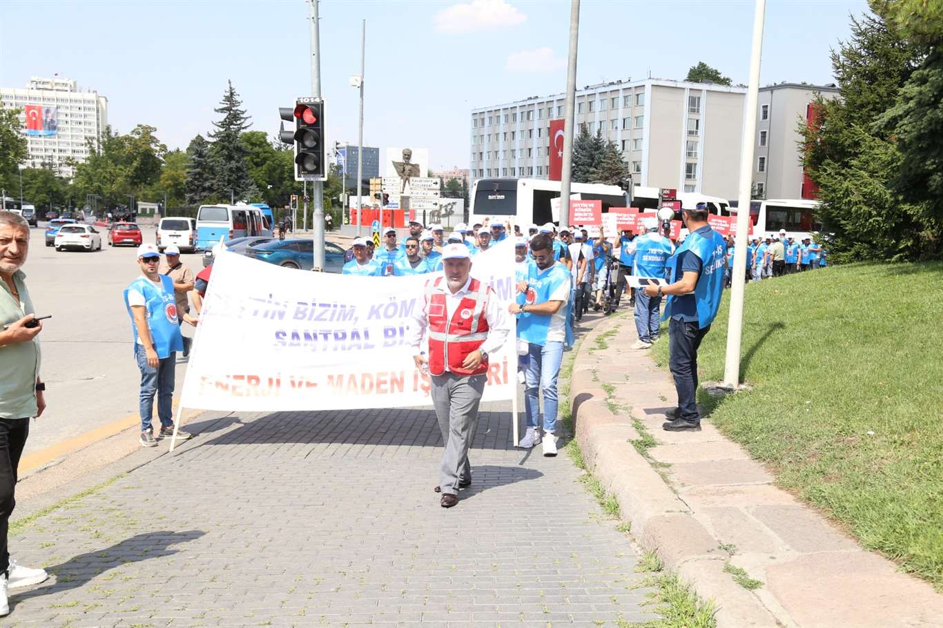 Santral ve maden işçileri ile 25 köy muhtarı, Ankara'da yürüyüş yaptı haberi