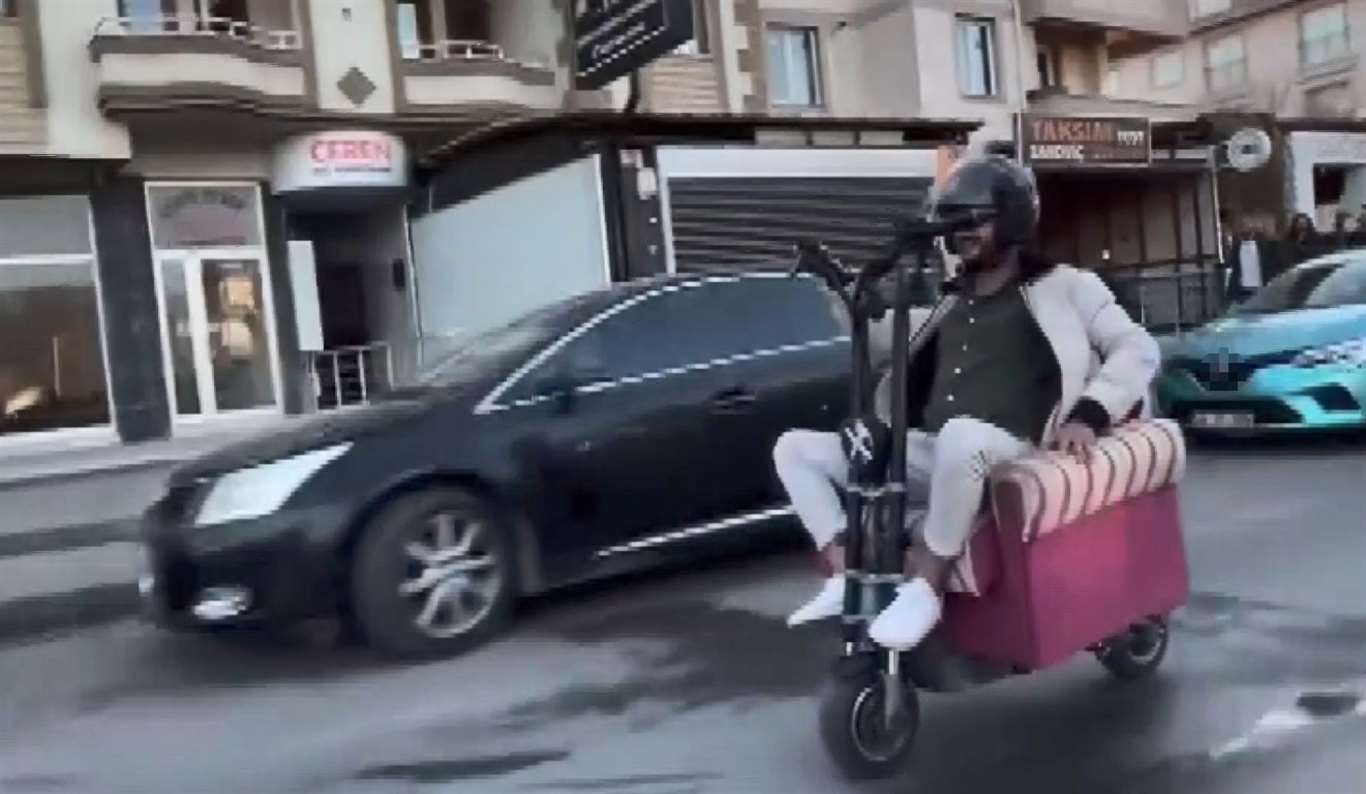 Scooter'a yerleştirdiği koltukla trafiğe çıkan şahsa ceza haberi