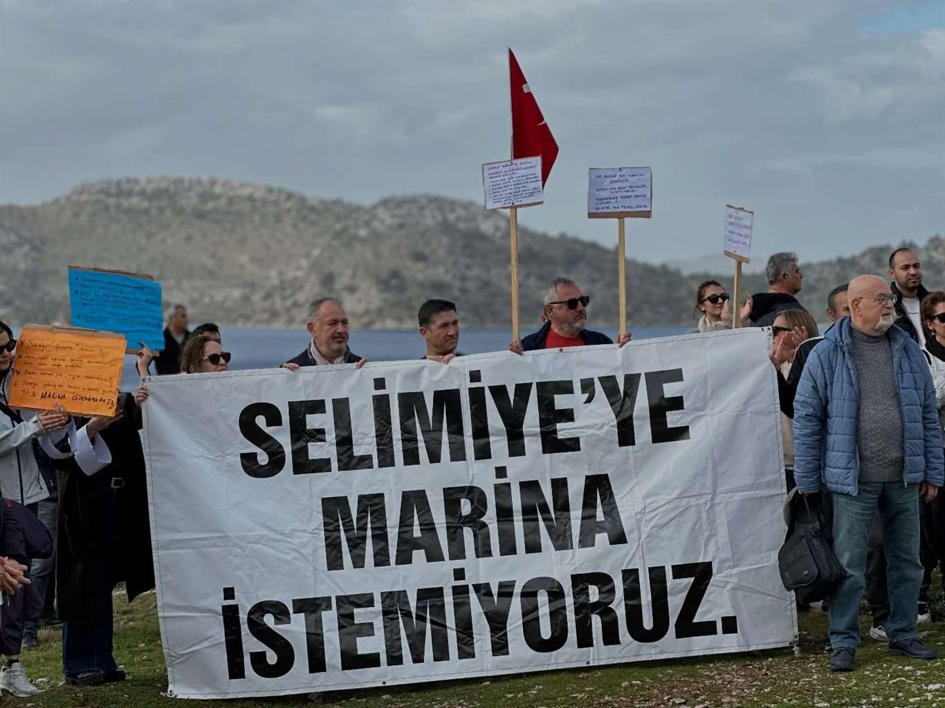 Selimiye'de marina projesine tepki: Yurttaşlar yürüyüş düzenledi haberi