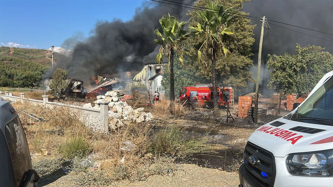 Seydikemer'de kereste deposunda yangın haberi