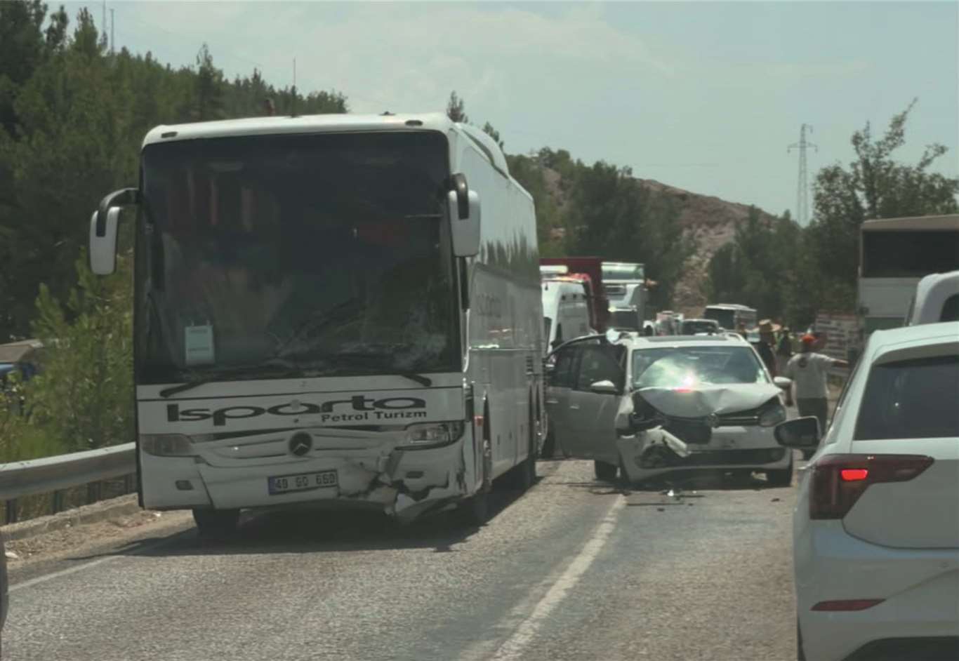 Seydikemer’de yolcu otobüsü ile ticari araç çarpıştı: 5 yaralı haberi