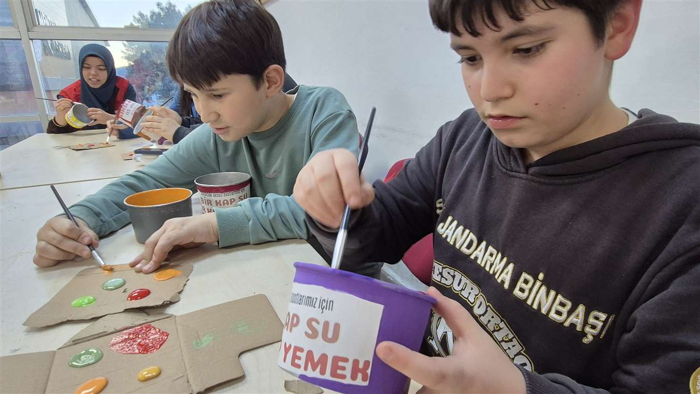 Sokak hayvanları için mama kabı yaptılar haberi