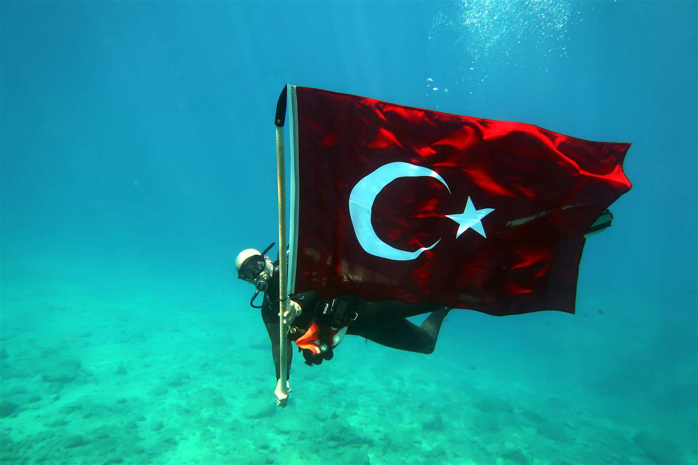 19 Mayıs'ı su altında kutladılar haberi