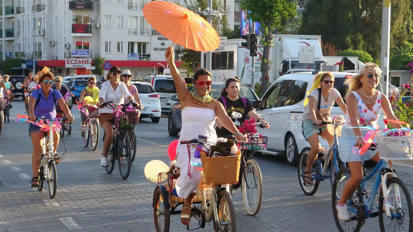       'Süslü Kadınlar Bisiklet Turu' renkli görüntülere sahne oldu haberi
