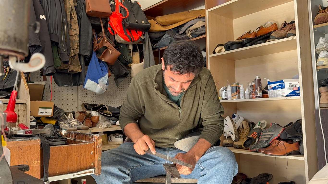 Datça'nın tek ayakkabı tamircisi: 26 yıldır ilçeye hizmet veriyor haberi