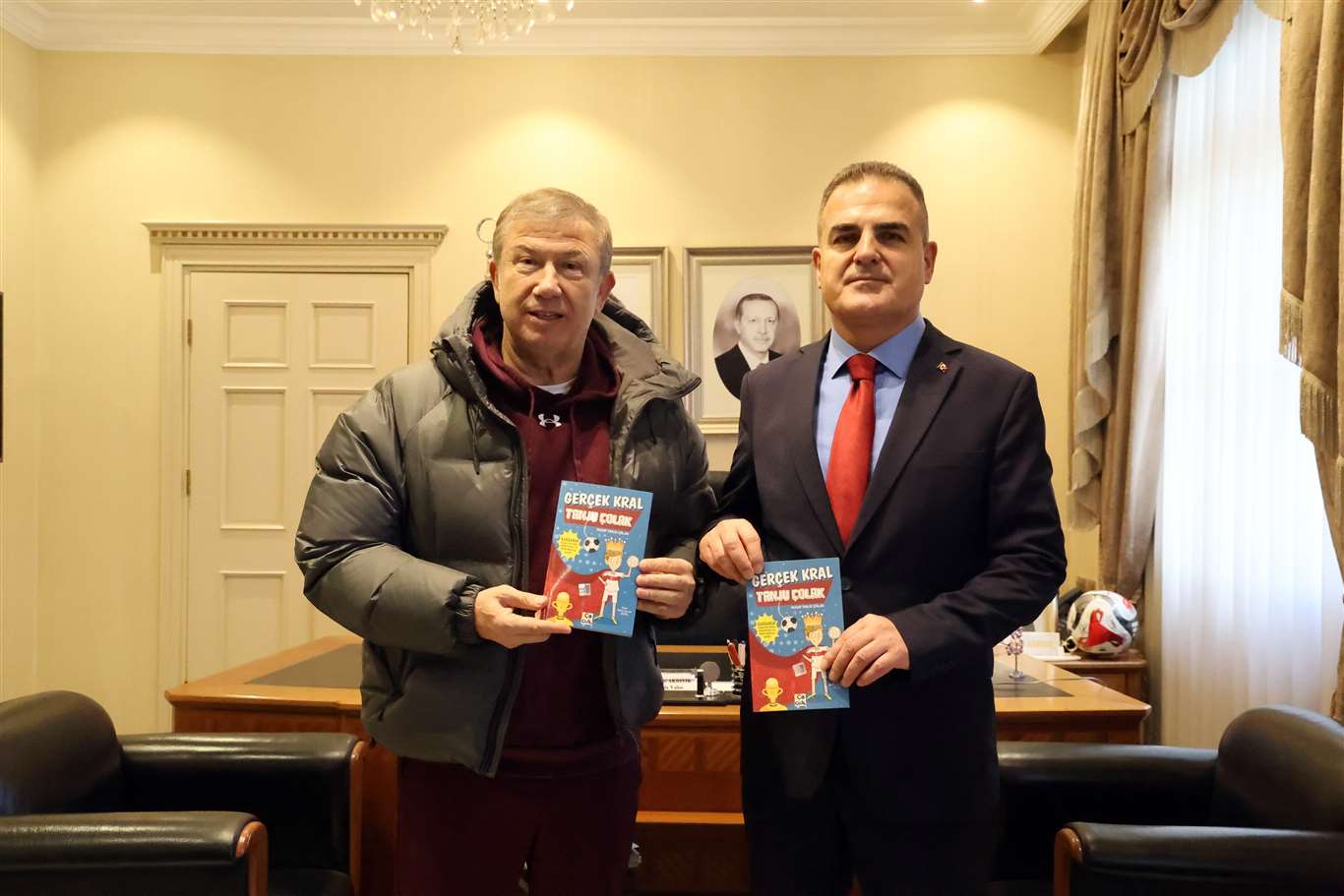  Tanju Çolak, Vali Akbıyık'a 'Gerçek Kral Tanju Çolak' kitabını hediye etti haberi