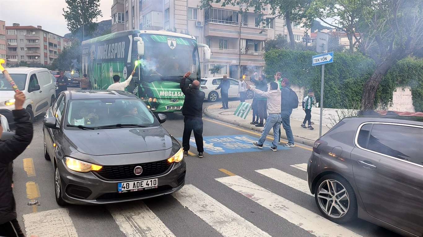 Muğlaspor'a taraftarlardan meşaleli karşılama haberi