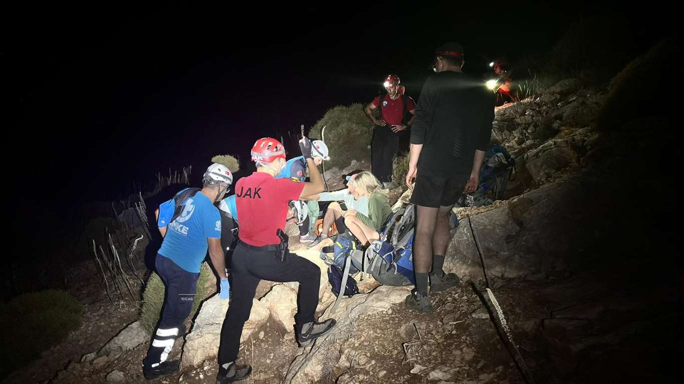 Tarihi yolda mahsur kalan 3 kişi kurtarıldı haberi