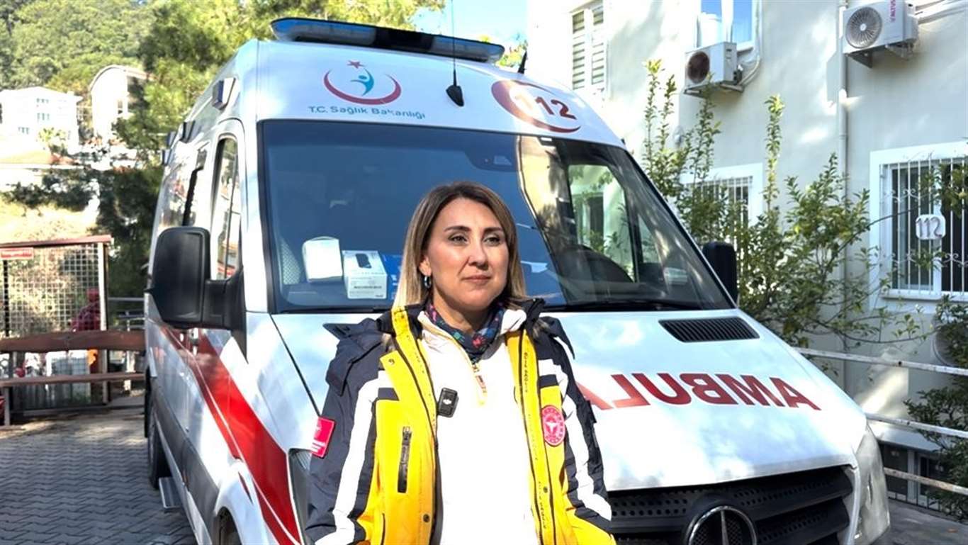          Marmaris'in tek kadın ambulans sürücüsü, 26 yıldır hizmet veriyor haberi