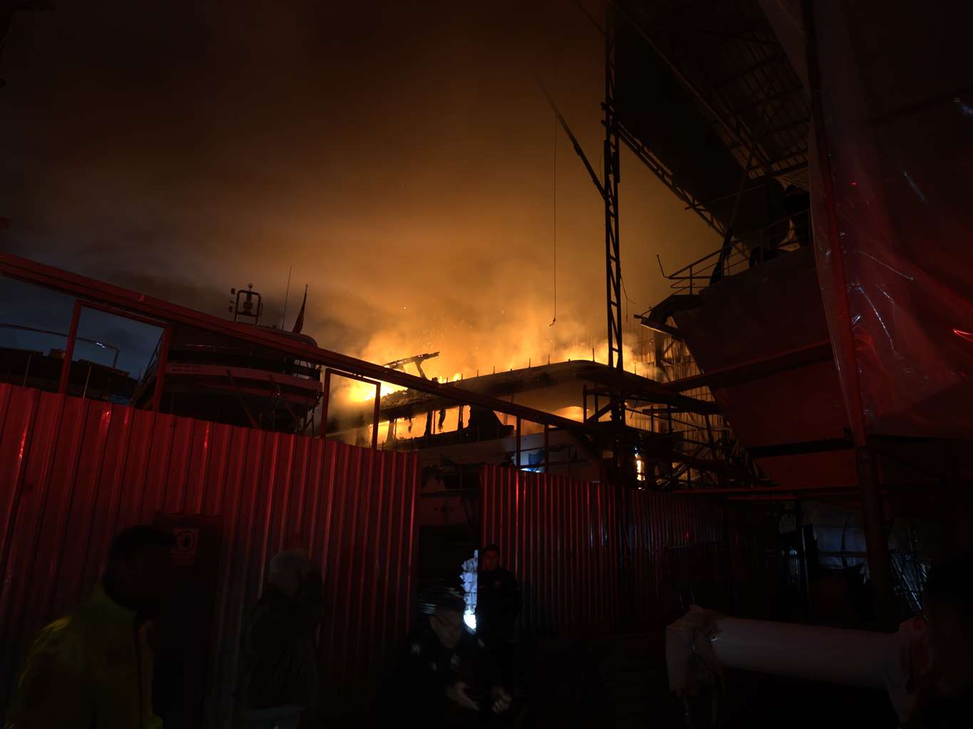 Muğla'da tersane yangını: Söndürme çalışmaları sürüyor haberi