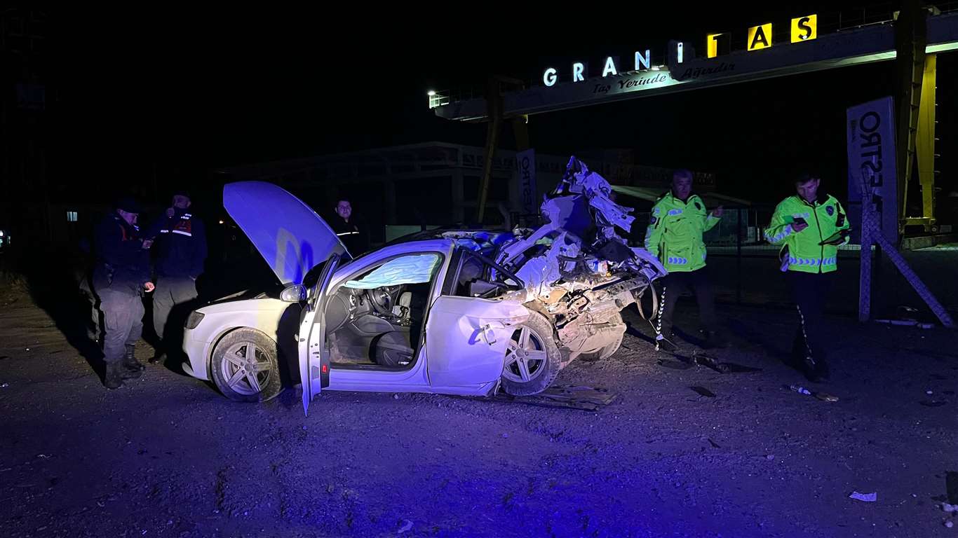 TIR'a çarpan otomobildeki 1 kişi öldü, 1 kişi ağır yaralandı haberi