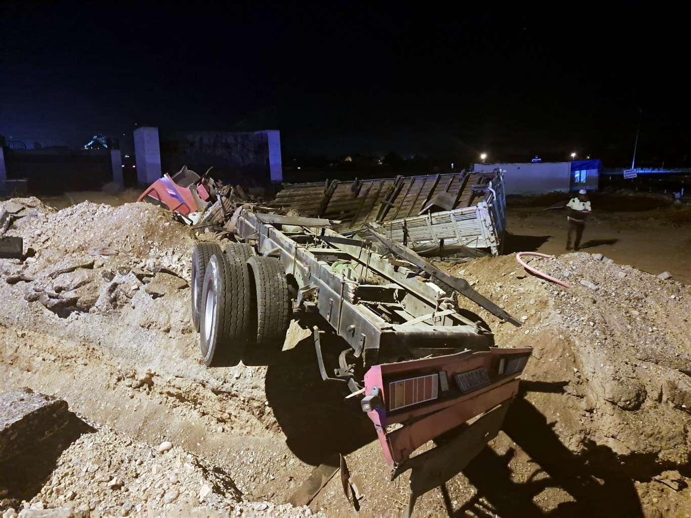 Freni boşalan nar yüklü TIR inşaat alanına girdi: 1 yaralı haberi