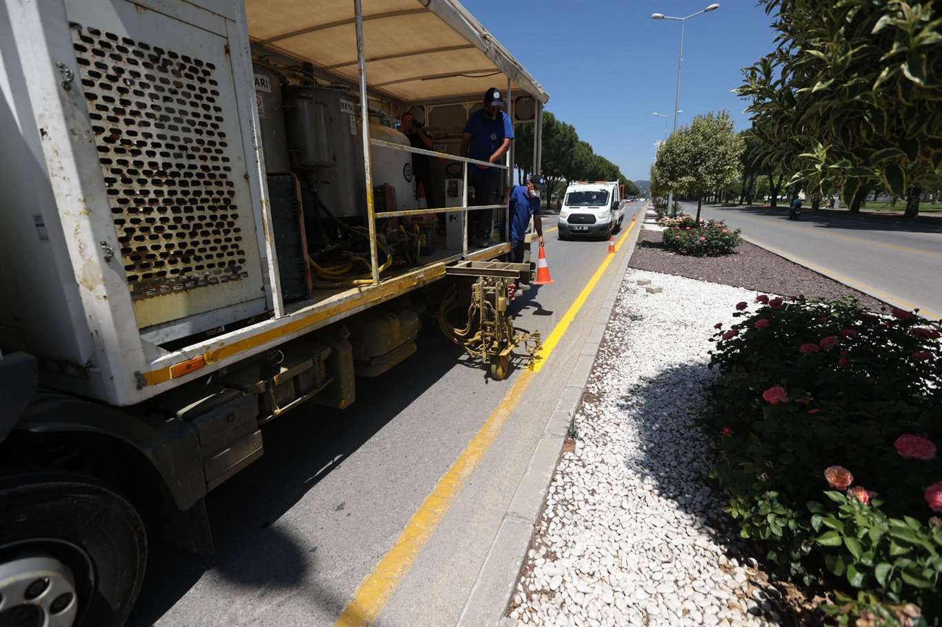    Trafik güvenliği için yol çizgi ve işaretleme çalışmaları sürüyor haberi