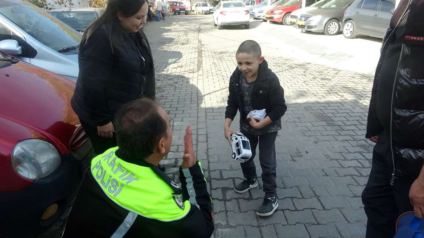 Muğla Trafik Şube Müdürü Haçan'dan özel ihtiyaçlı çocuğa anlamlı hediye haberi