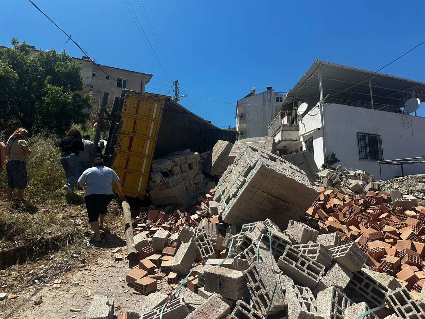    Milas'ta kaza! Tuğlalar yola saçıldı, sürücü yaralandı haberi