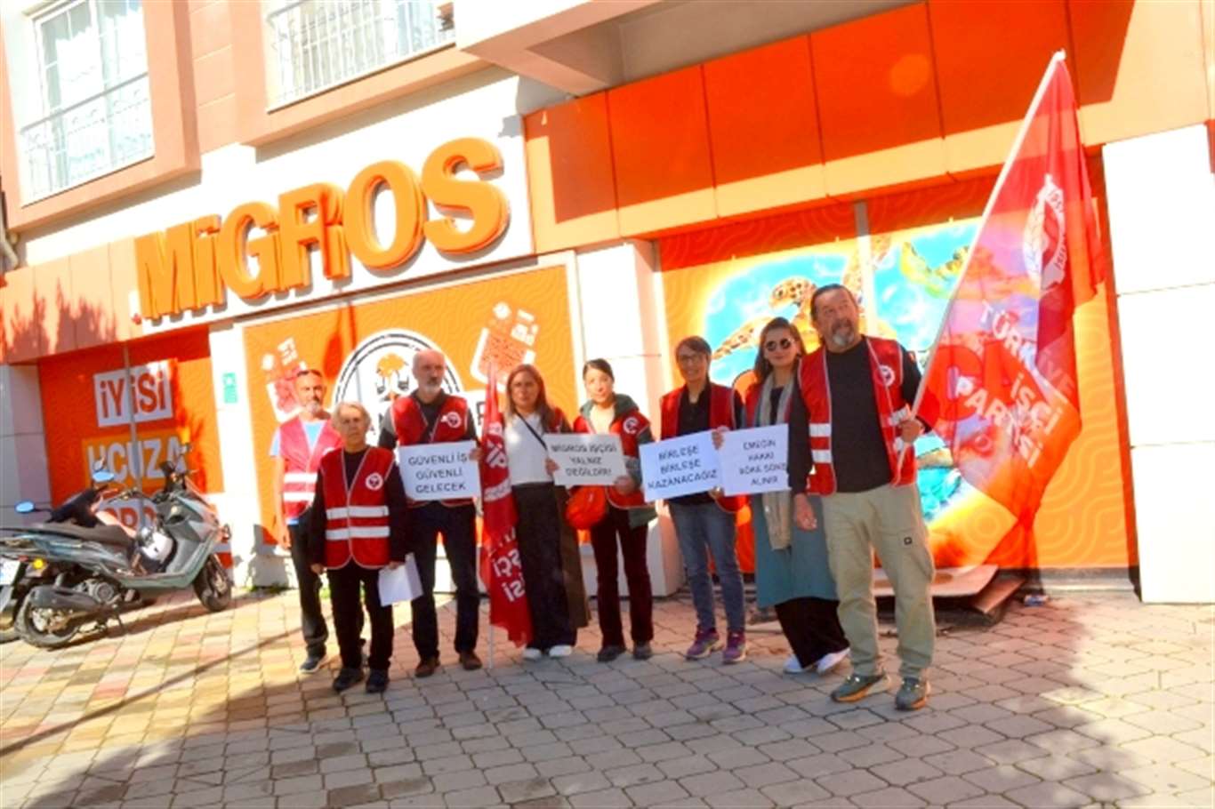 TİP'ten Migros önünde işçilere destek 'hak aramak suç değildir' haberi