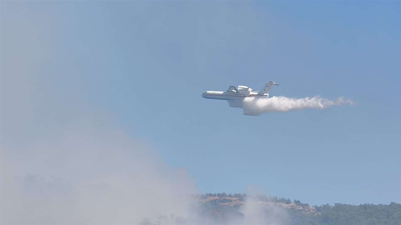  Muğla’daki yangına 7 uçak, 15 helikopterle müdahale sürüyor haberi