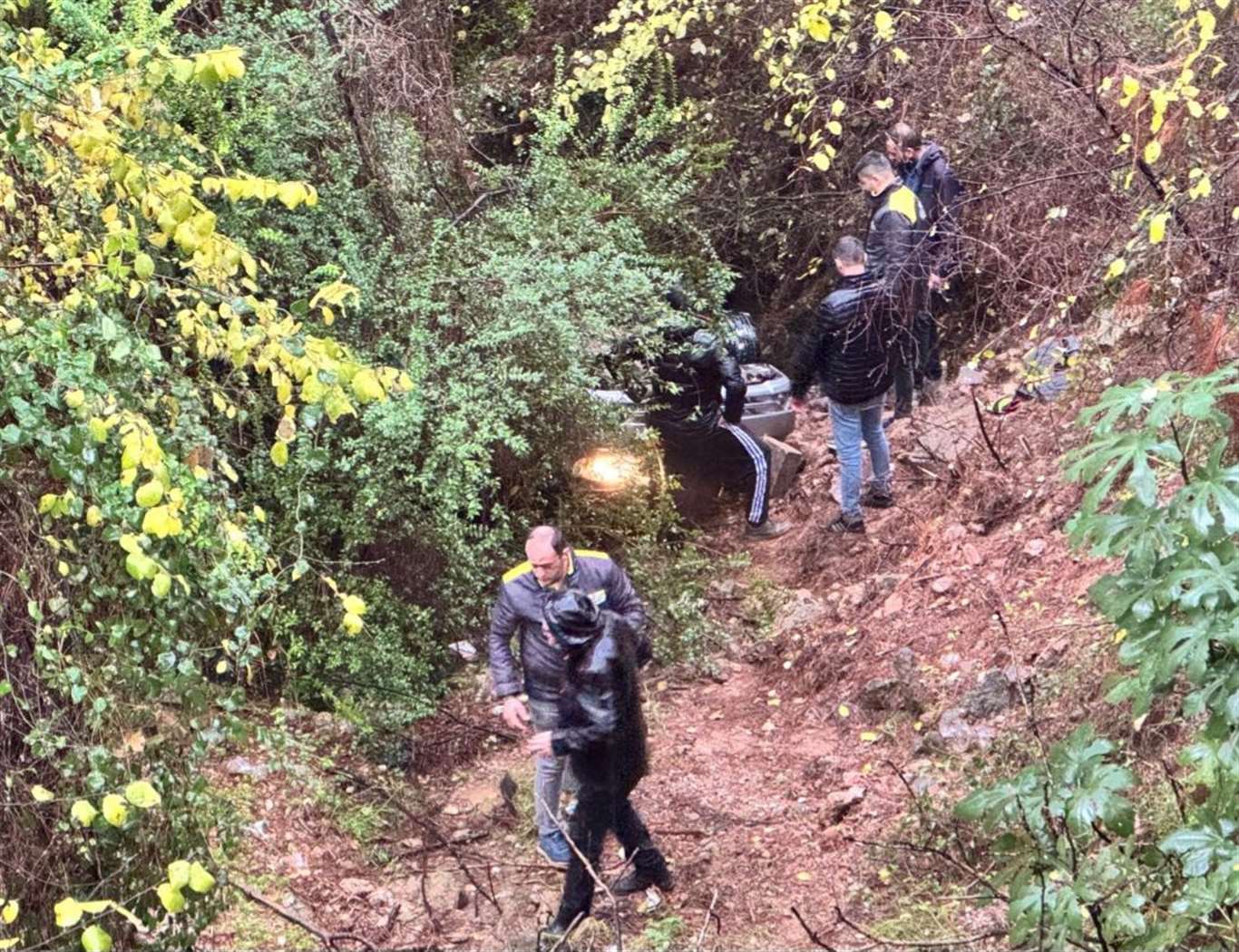 Uçuruma düşen otomobilin sürücüsü 1 saatte kurtarıldı haberi