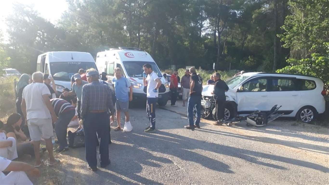 Ula'da servis minibüsü ile otomobil çarpıştı: 9 hafif yaralı haberi