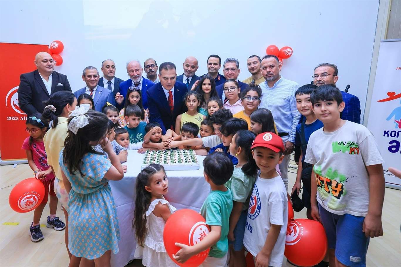       Vali Akbıyık, Koruyucu Aile Günü'nde yüreklere dokundu haberi