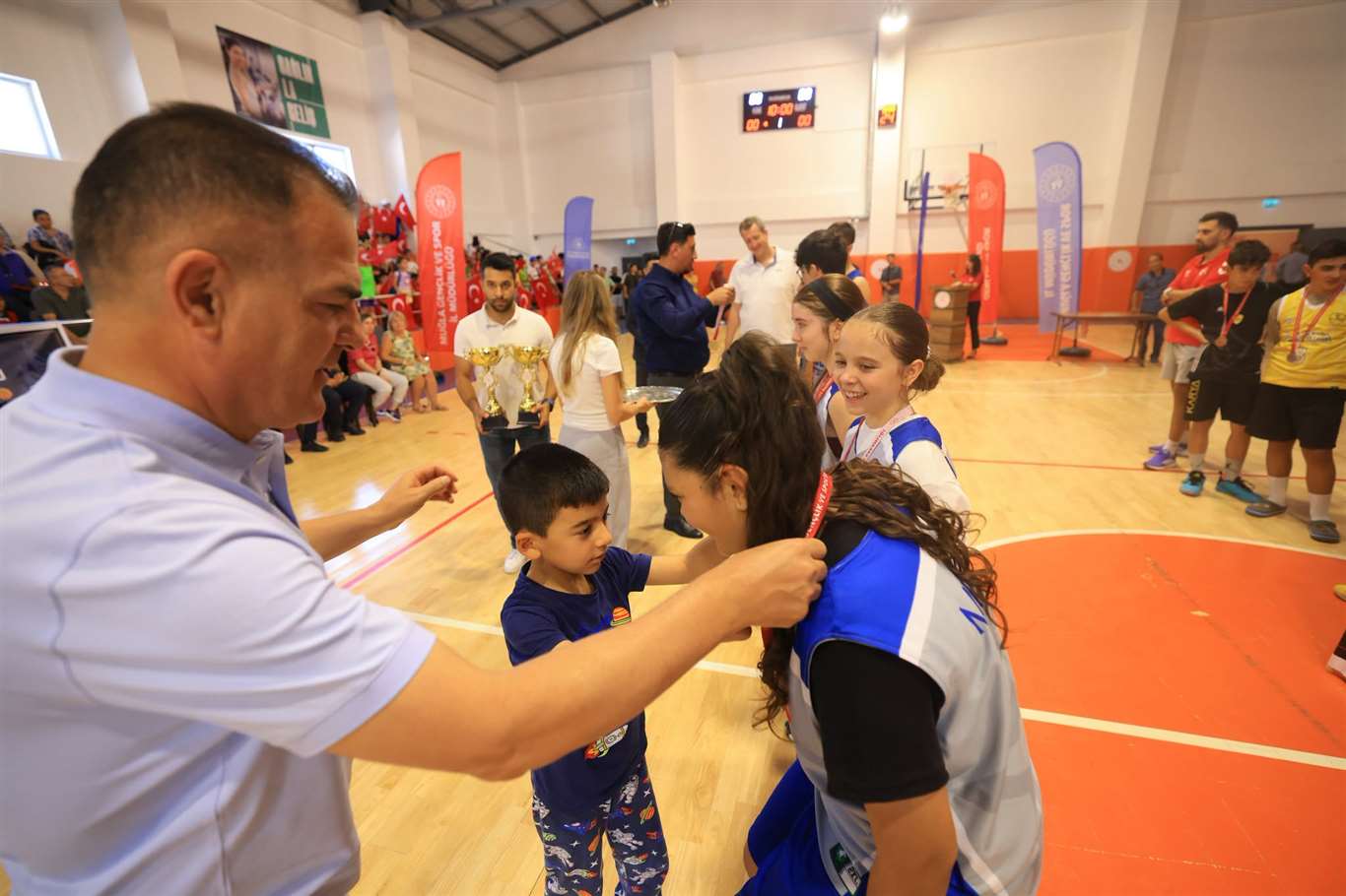  Vali Erol Karaömeroğlu anısına düzenlenen basketbol turnuvası sona erdi haberi