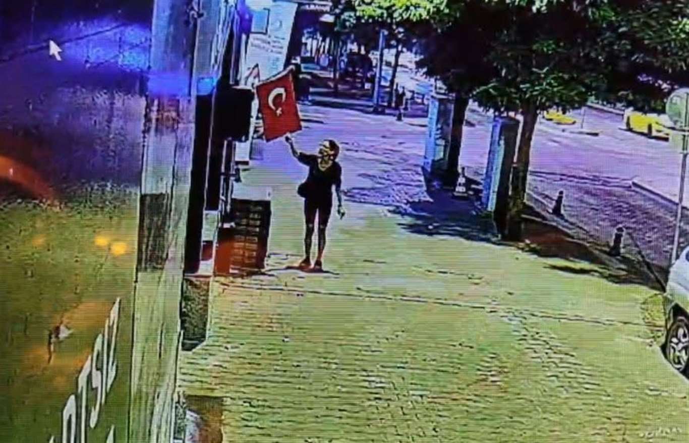  Menteşe’de Türk Bayrağı'nı yakan kadın yakalandı haberi