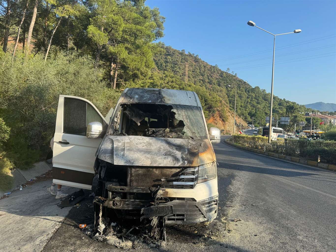 Turistleri taşıyan minibüs alev aldı, facia şoförün  soğukkanlılığı ile önlendi haberi