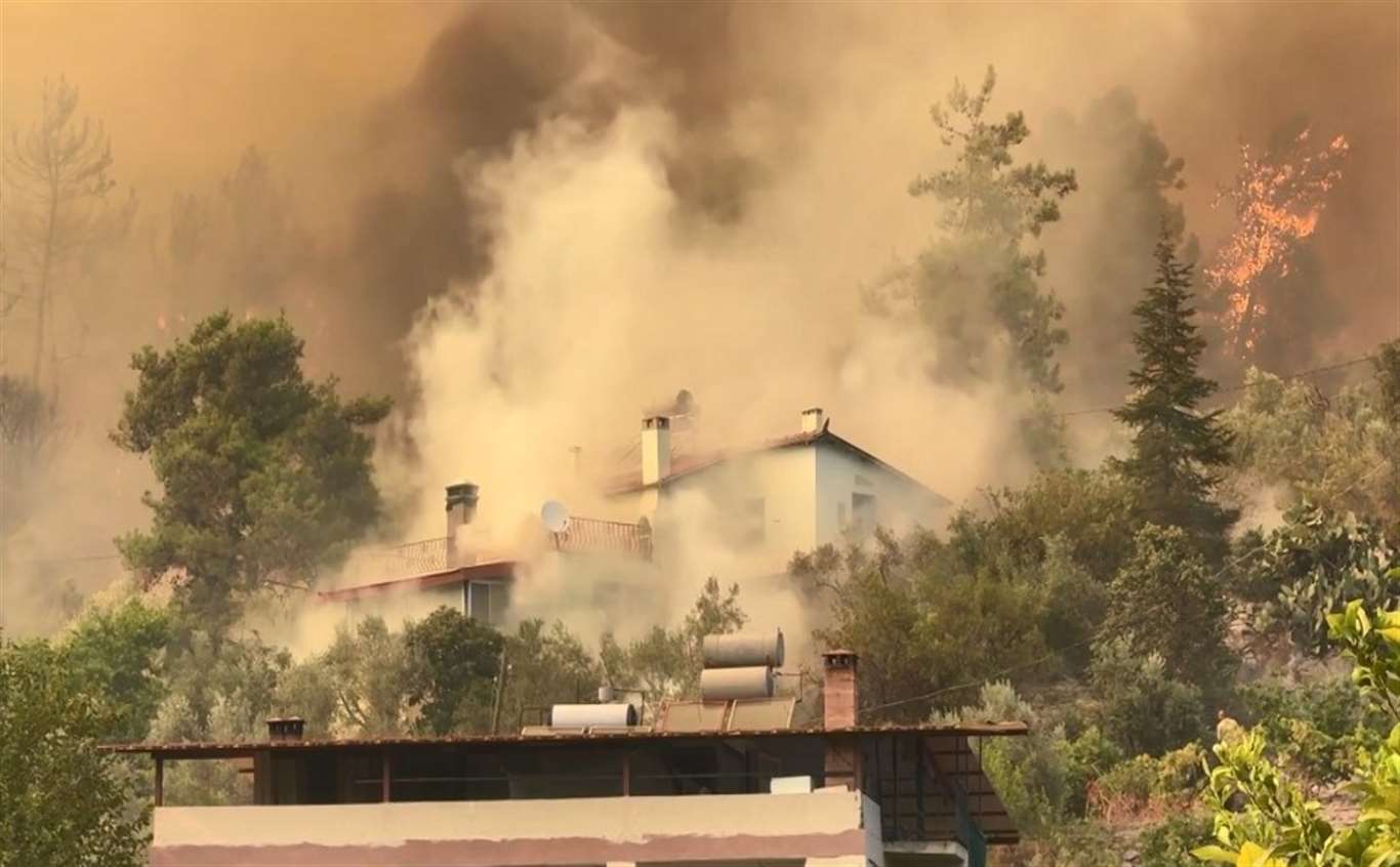  Fethiye’deki yangında alevler evlere ulaştı haberi